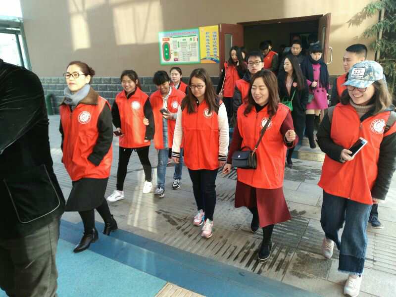 爱心志愿者参观校园 爱心志愿者参观校园