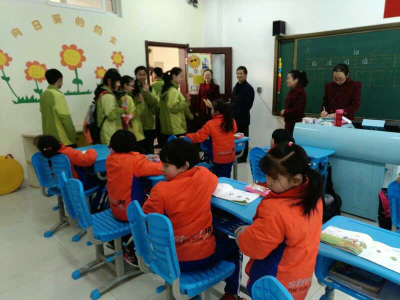 高新一中的学生们与孩子们互动 高新一中的学生们与孩子们互动
