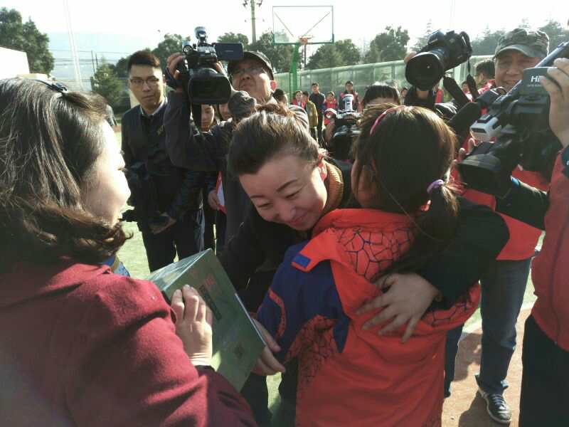 跟爱心妈妈“亲密拥抱” 跟爱心妈妈“亲密拥抱”