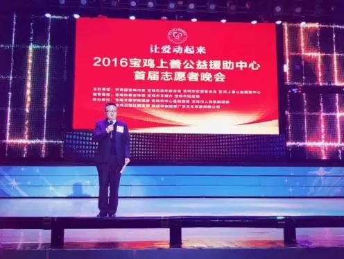 中心志愿者、市中心医院风湿血液科主任姚亚洲:代表志愿者在首届志愿者晚上讲话 中心志愿者、市中心医院风湿血液科主任姚亚洲:代表志愿者在首届志愿者晚上讲话