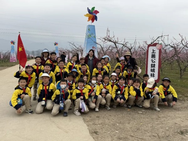 十年公益桃林认养挂牌焕新..