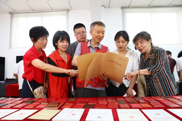三十余载藏300余册党章..